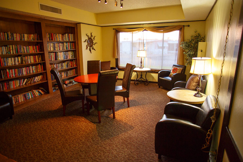 Relax in the Glendale Cascade library with plenty of books and comfortably in the leather chairs