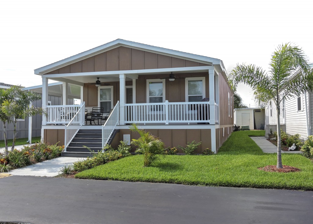 Village of Tampa has beautiful manufactured homes with great landscaping like green grass and small plants. Some homes come with a covered front porch and also a covered car port.